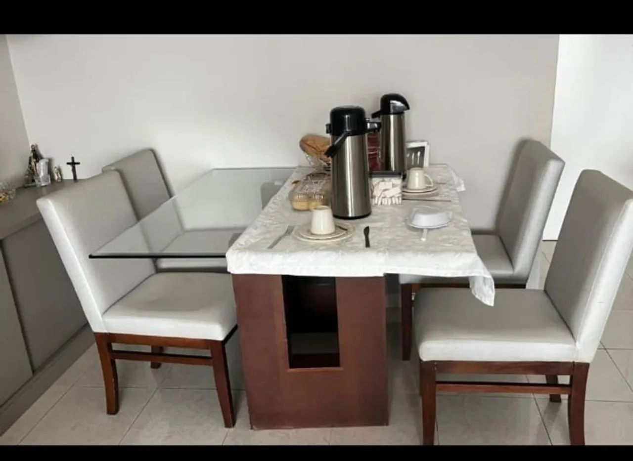 Vendo lindo conjunto de mesa de vidro e cadeiras em madeira maciça 