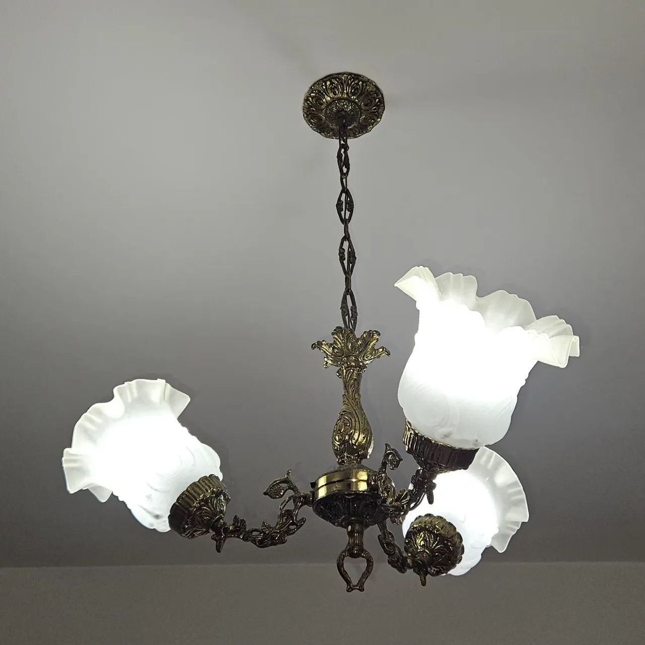 Lustre Clássico em Bronze com 3 Braços e Tulipas de Vidro (Modelo 2) - Foto 2