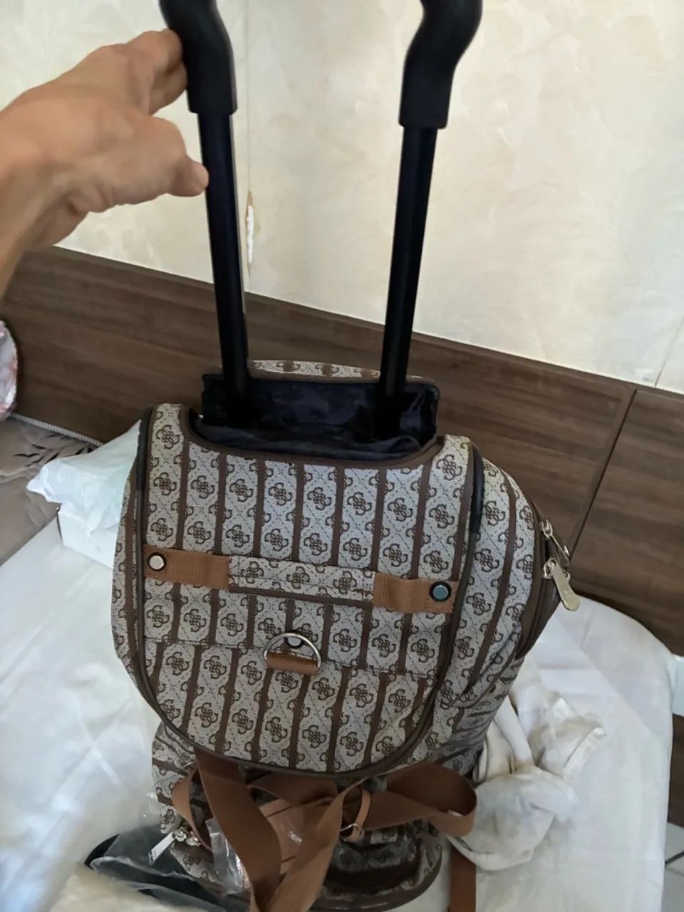 Mochila Guess Original Monograma Marrom Grande Nova - Foto 2