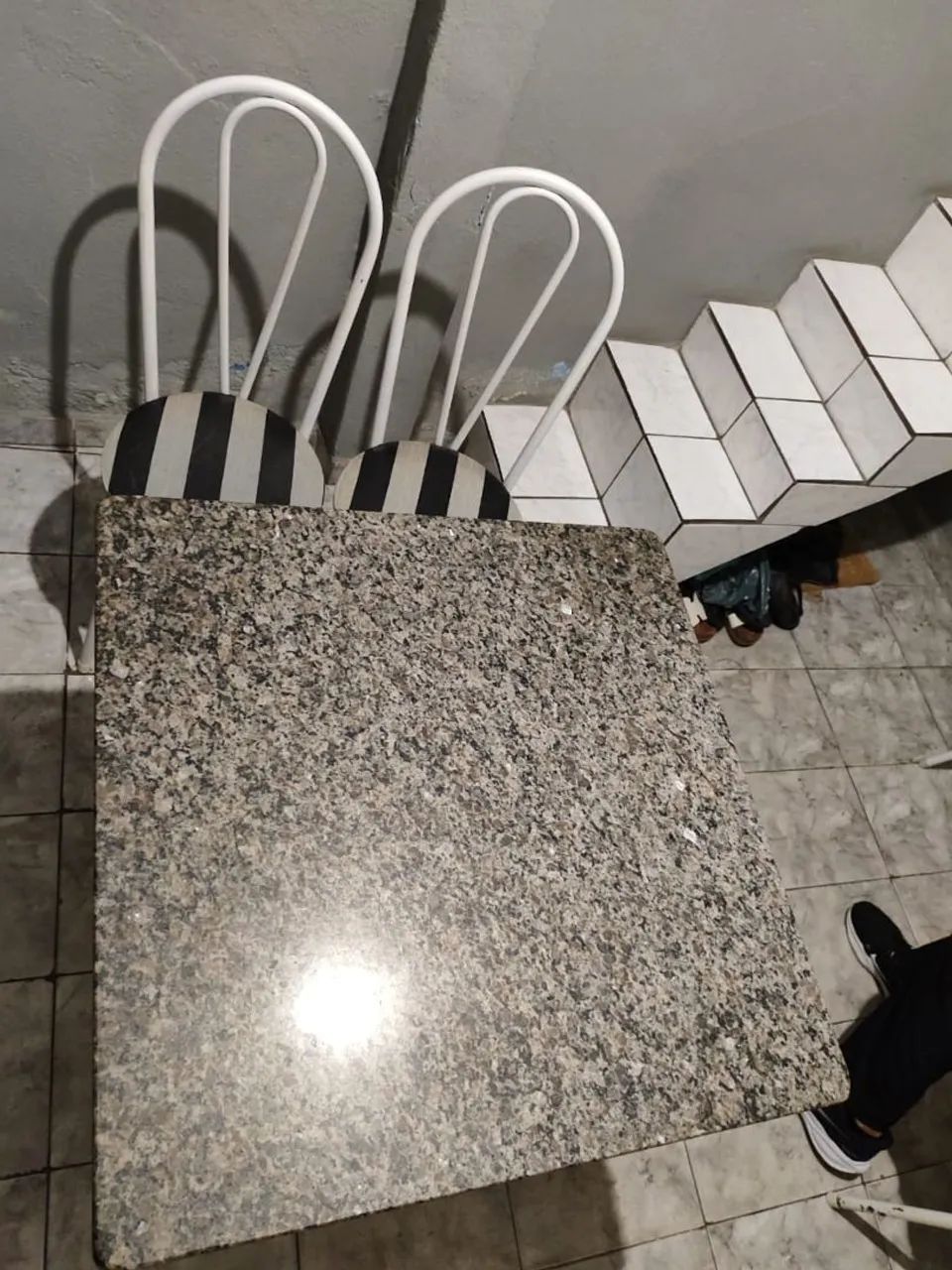 Mesa de granito com duas cadeiras