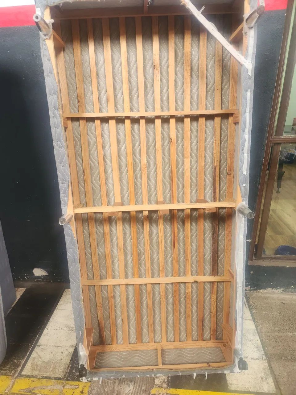 R$ 400 Duas Camas Box Solteiro com colchão  - Foto 3