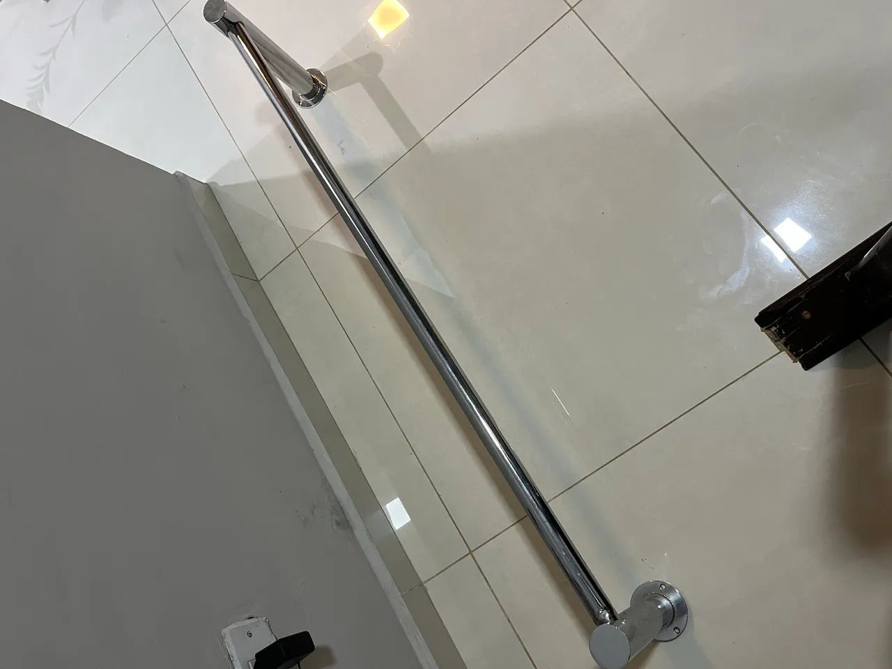Arara de parede para loja de roupas 1,10m - Foto 2