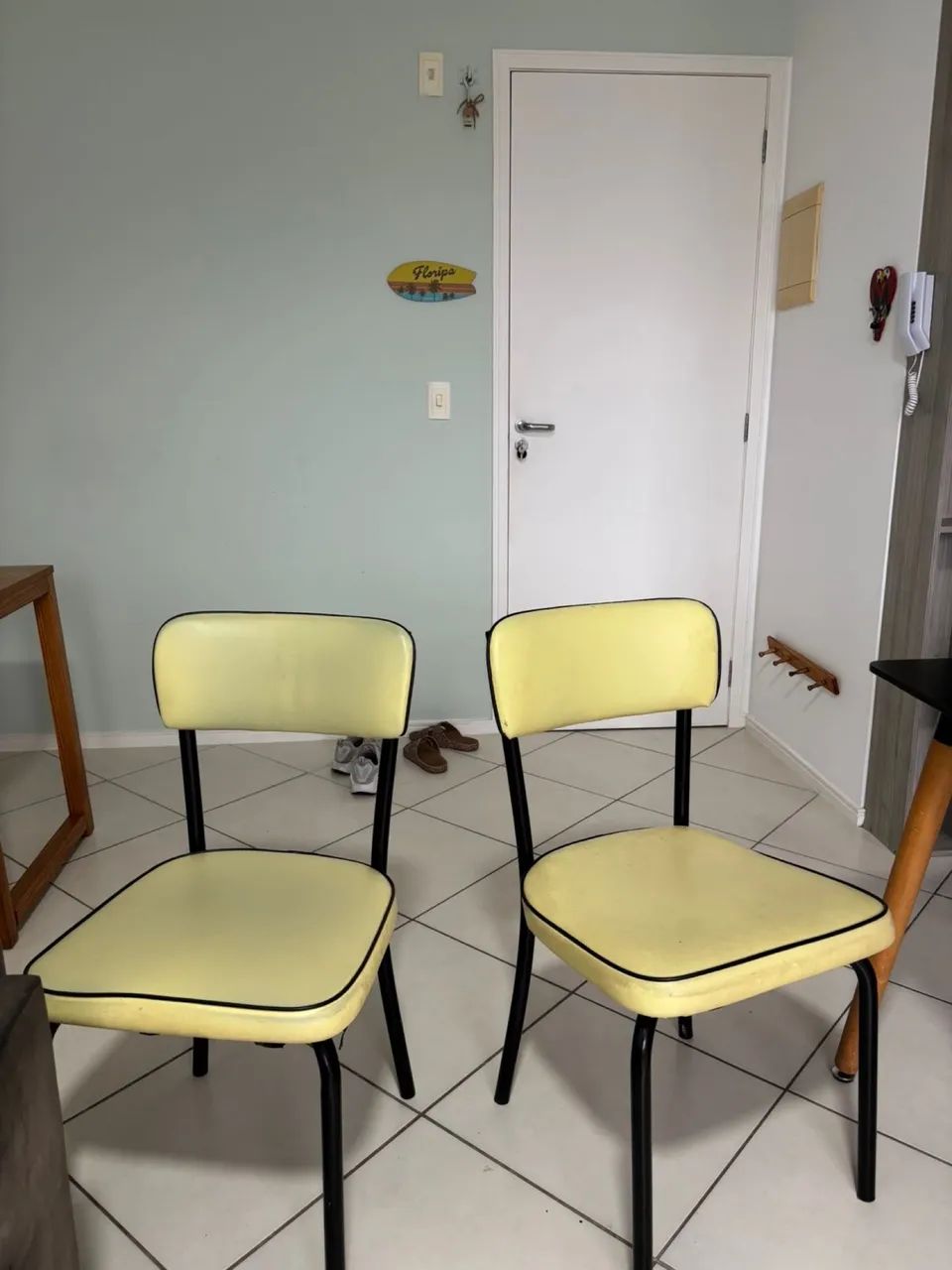 Par de cadeiras estilo moderno - amarelo com preto 