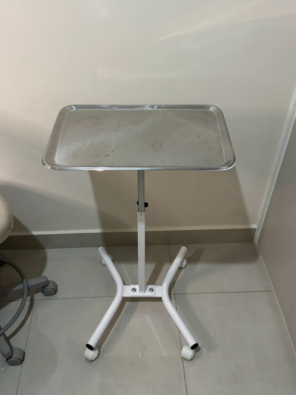 Maca Elétrica Prontual Semi Nova + Luminária LED + Mocho + Mesa Mayo - Foto 4