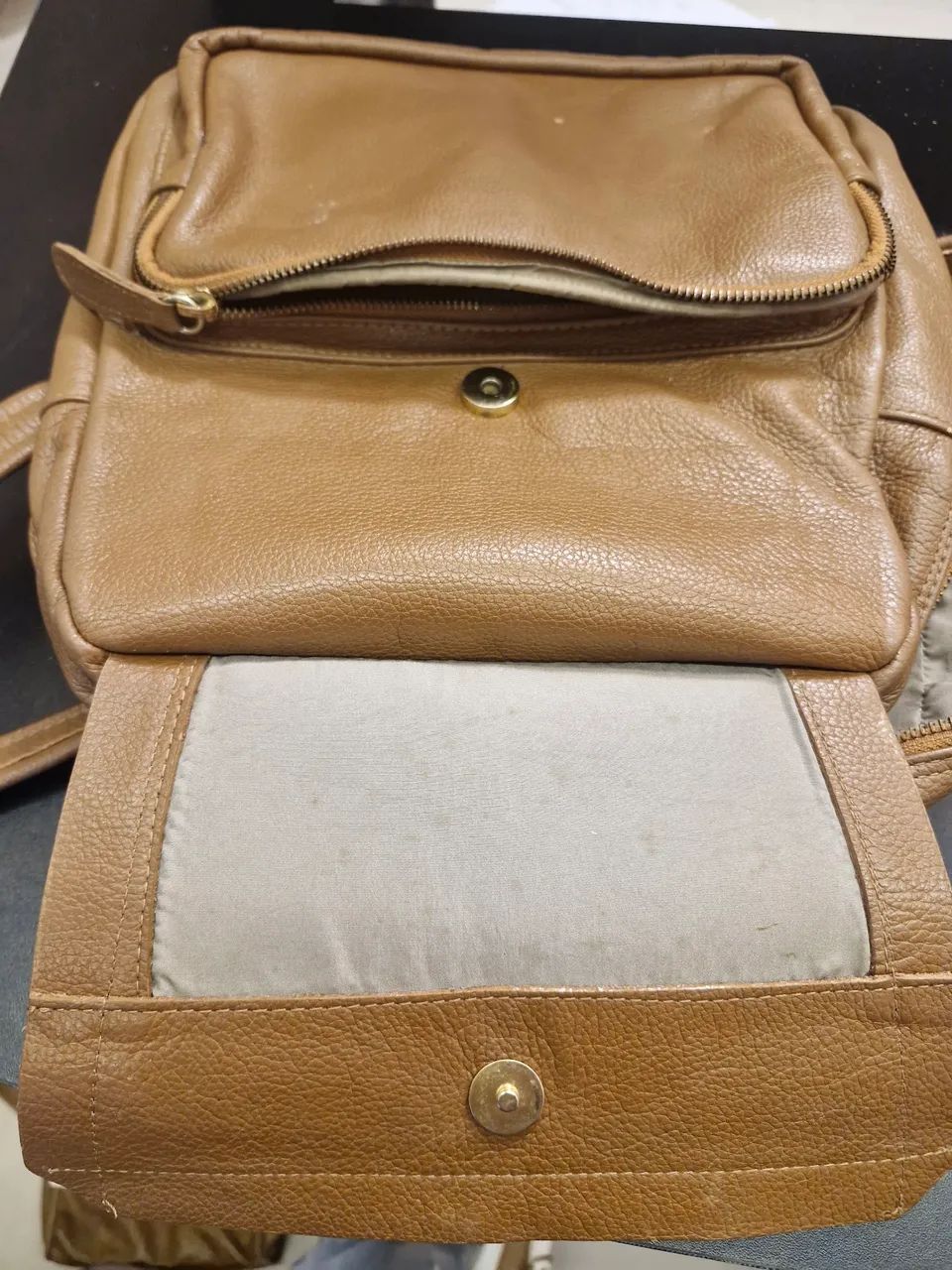 Mochila social  marrom em couro  - Foto 4