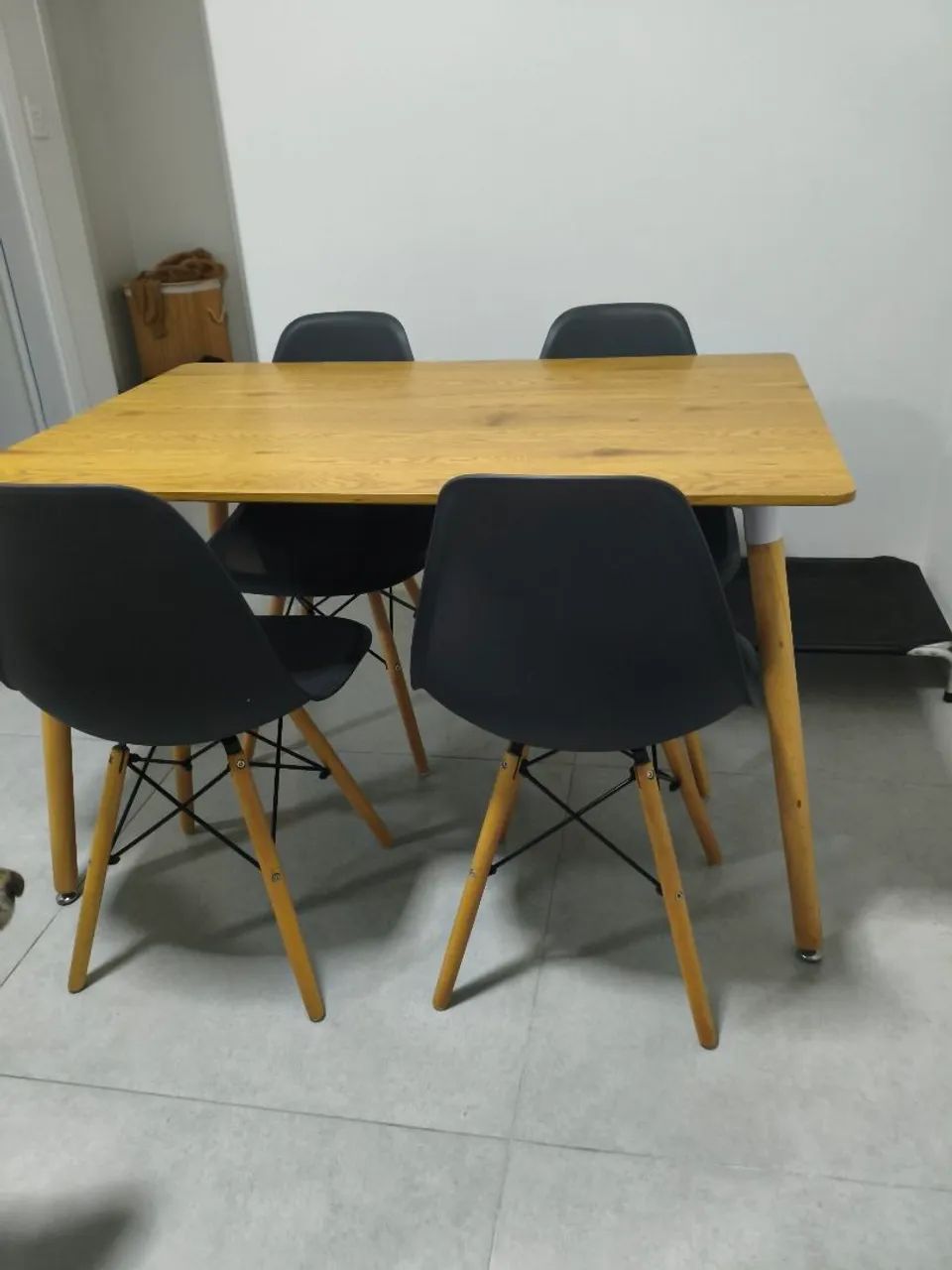 Mesa de jantar com 4 cadeiras 