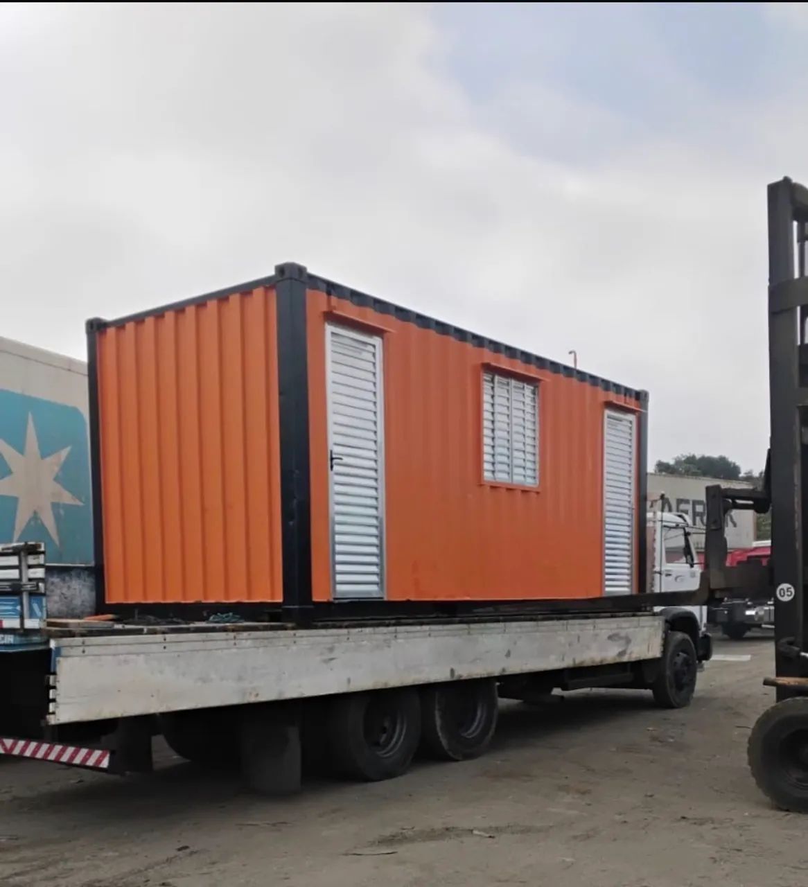 CONTAINER ESCRITÓRIO COM WC - 6 M