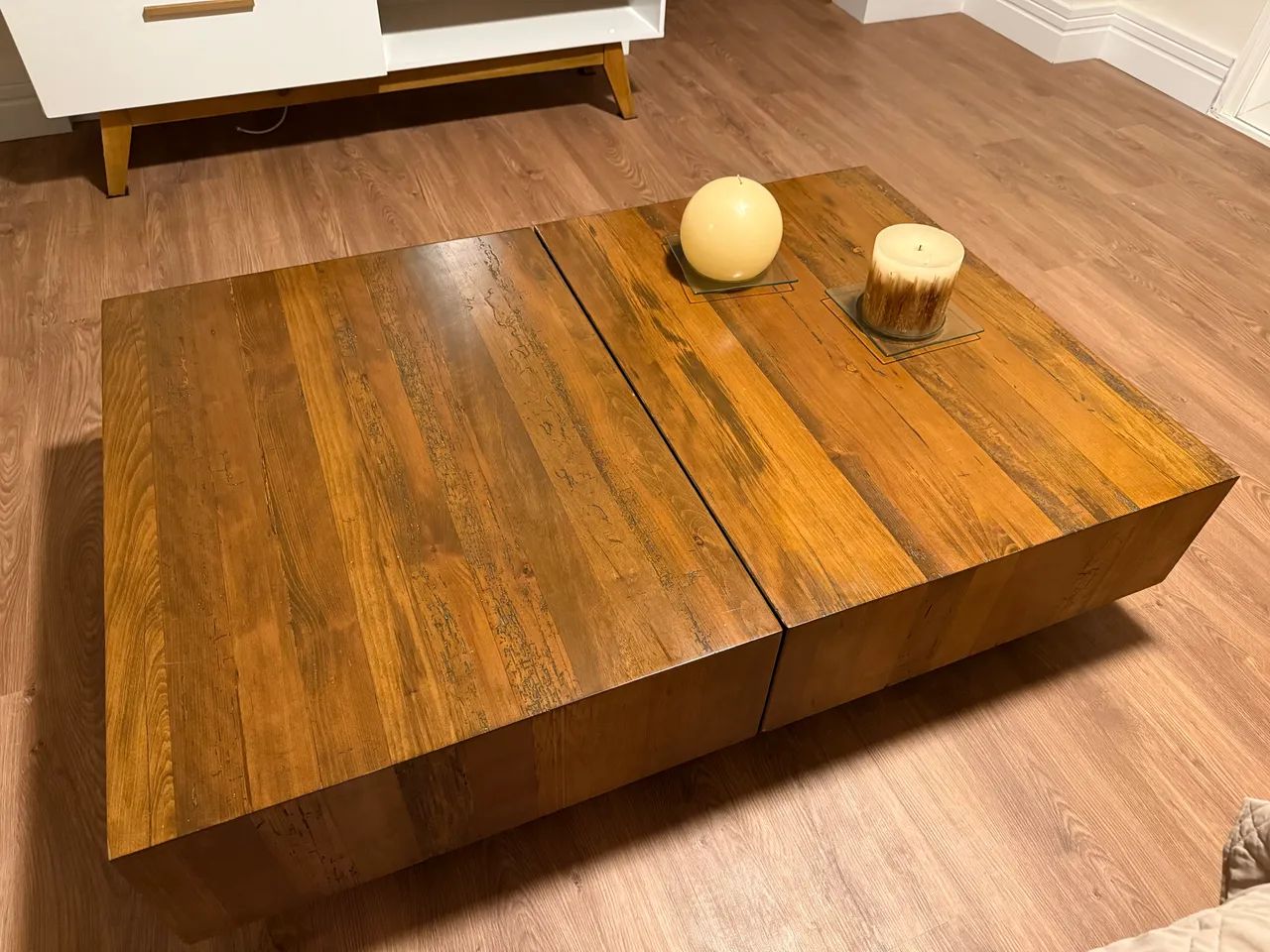 Mesa de centro com bar embutido