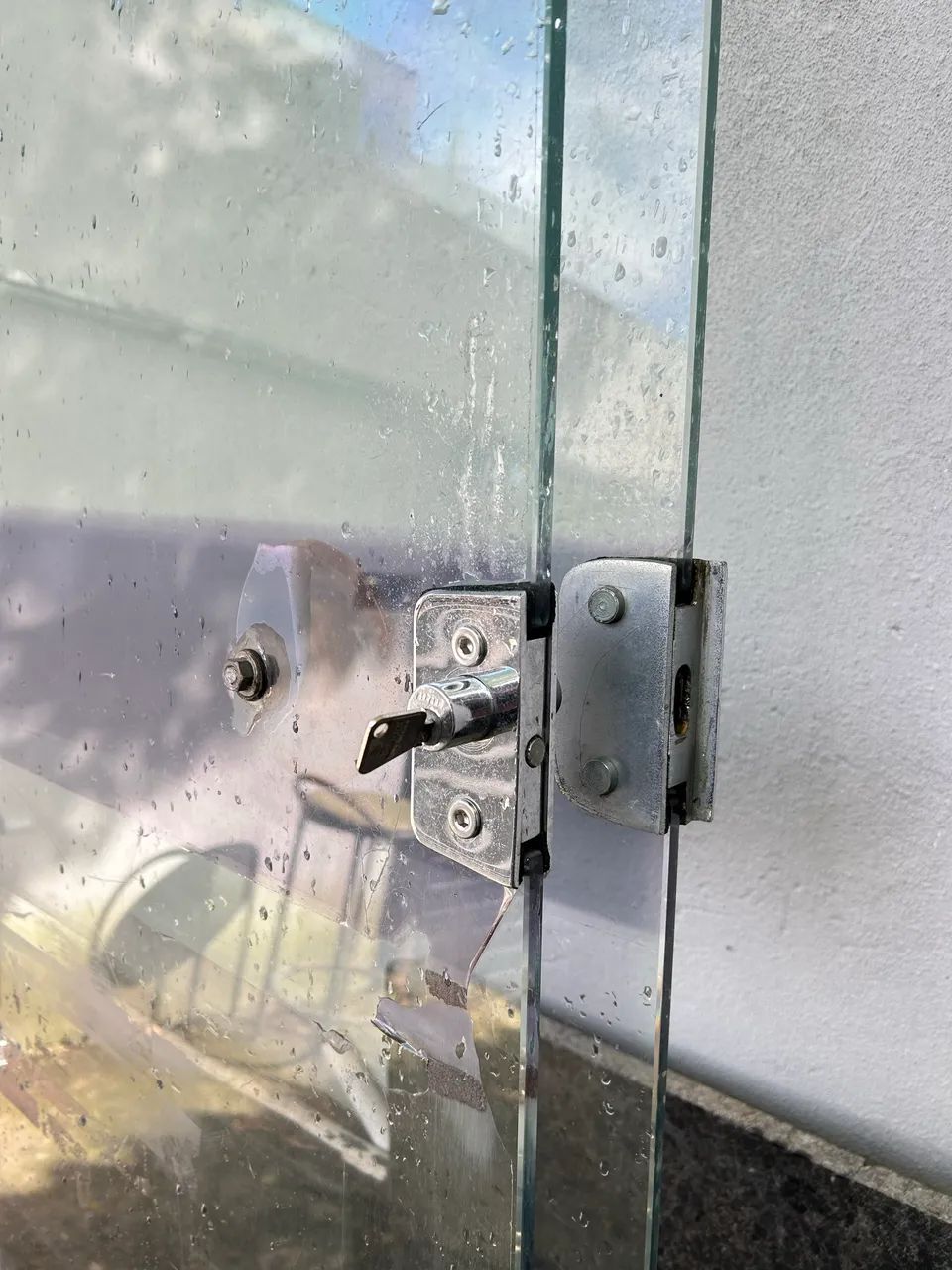 PORTA DE VIDRO TEMPERADO 10MM COMPLETA COM MOLA HIDRÁULICA E PUXADOR