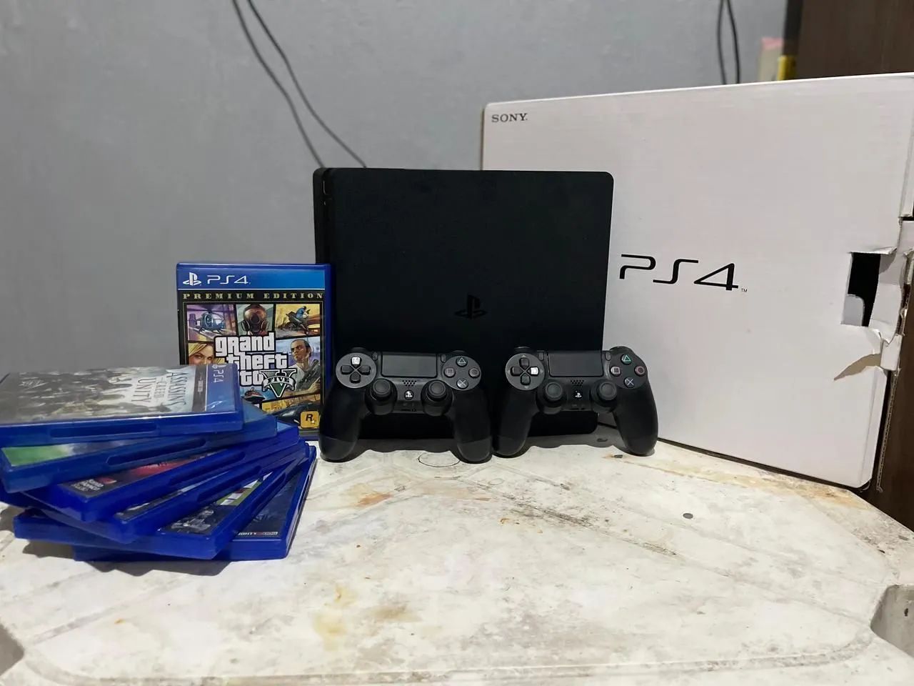 Vende-se PS4 1TB, 2 controles, 7 jogos, na caixa e com todos os