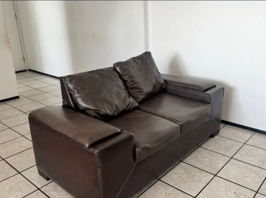 Lindo sofa couro marrom - Foto 2