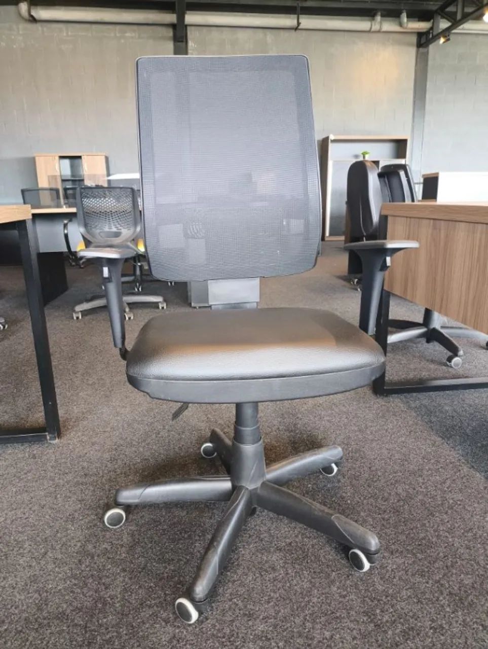 Cadeira de Presidente Brizza Back System - s\Apoio de Cabeça - (ENTREGAMOS DF E ENTORNO)