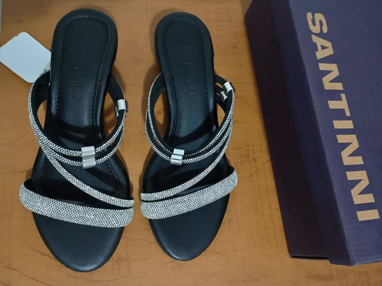 Sandália feminina com strass 