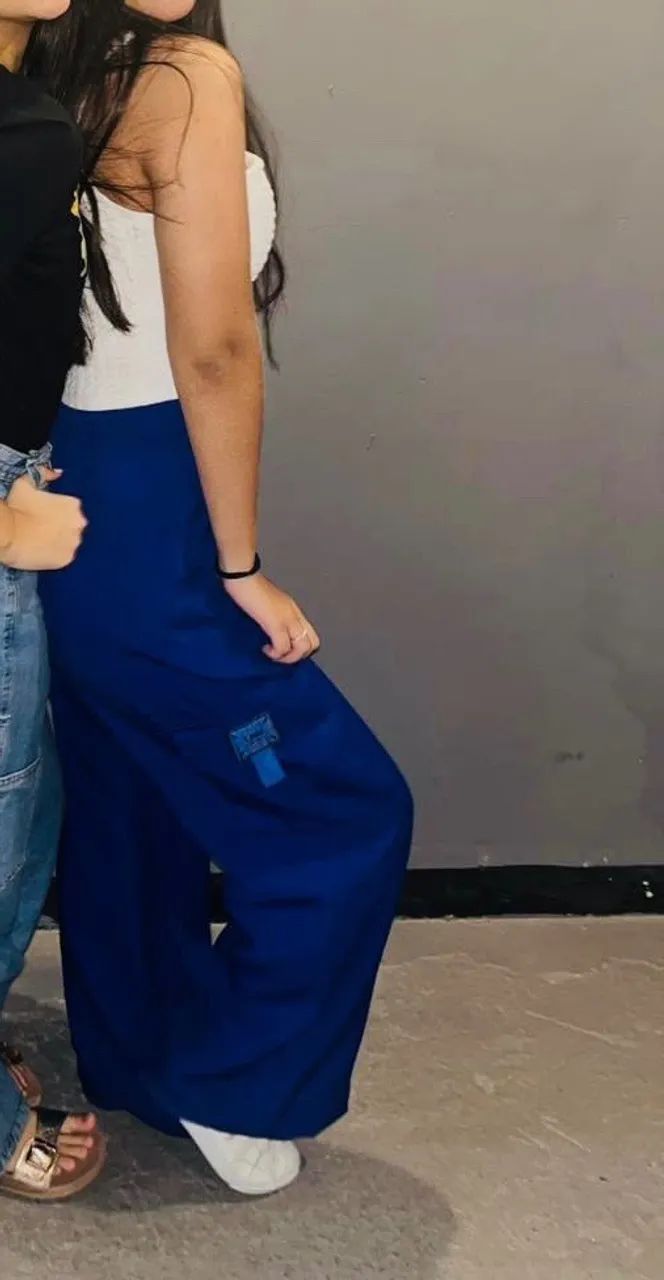 Calça pantalona de tecido azul