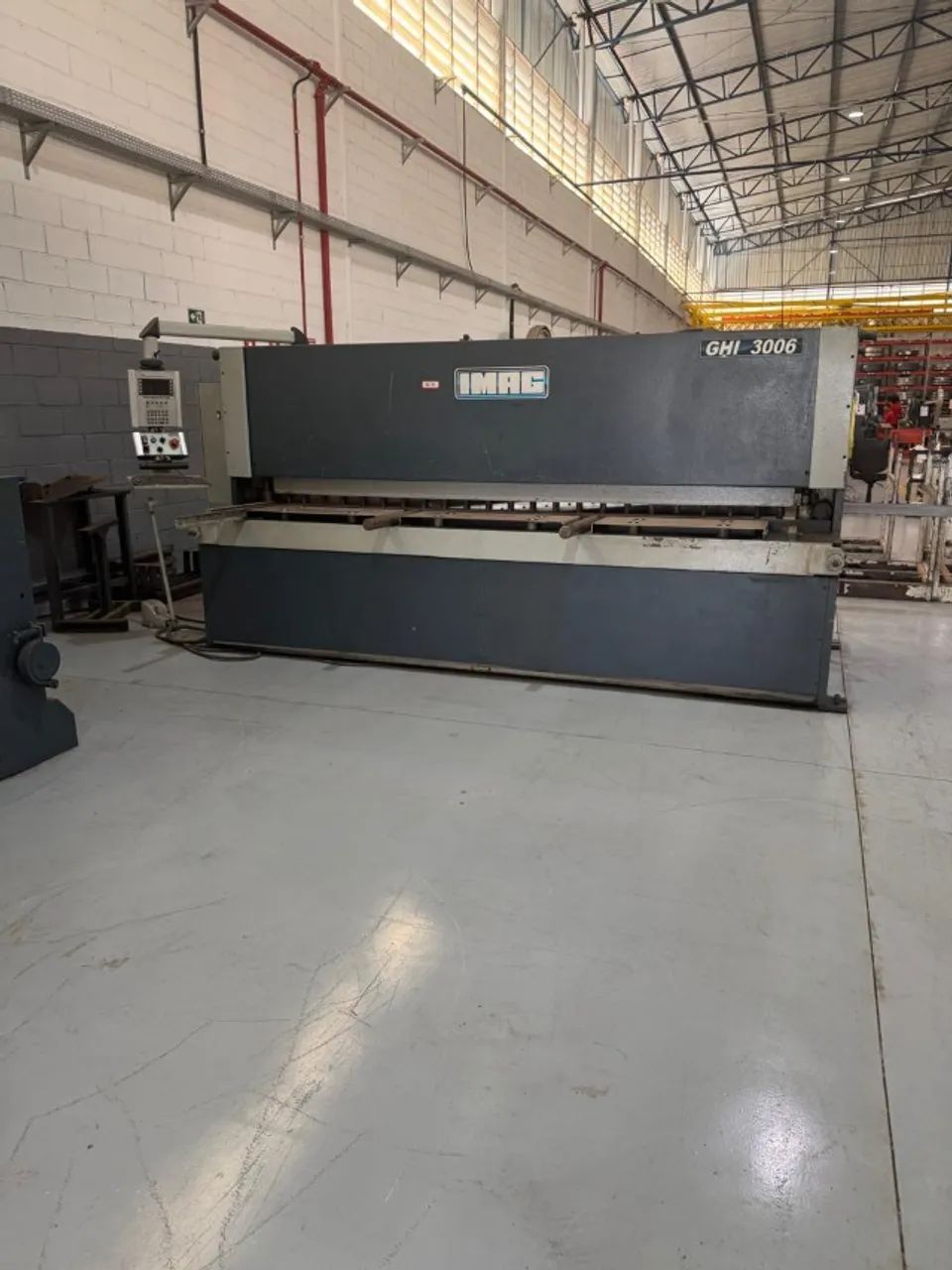 Guilhotina industrial CNC IMAG em ótimo estado