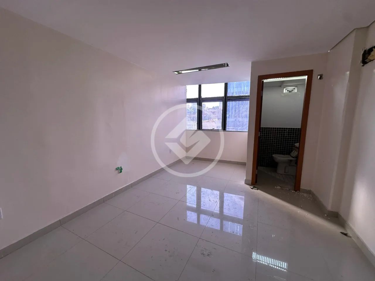 Sala comercial no edifício Fitmind Center, com 25,07m2, banheiro exclusivo. Locação $ 3.20