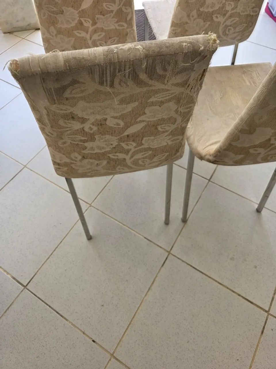 04 Cadeiras de mesa de jantar para reformar - Foto 2