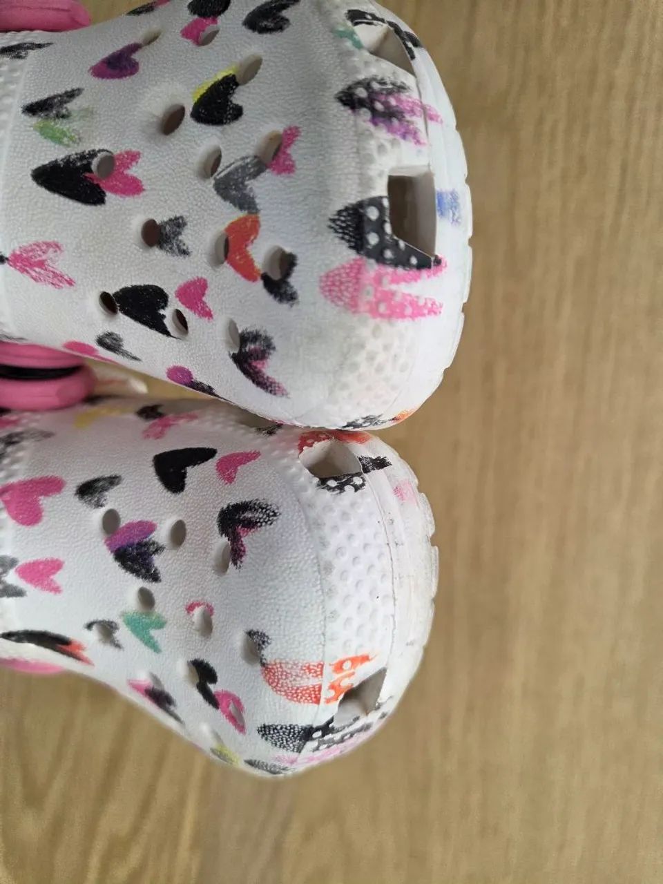 crocs infantil branco e rosa corações 22 - Foto 5