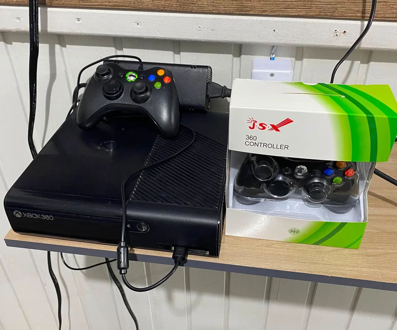 Xbox 360 bloqueado com dois controles e um jogo 