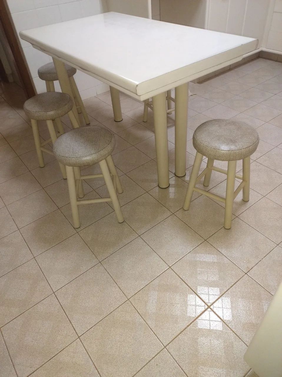 Mesa de cozinha e 6 bancos de ferro - Foto 4