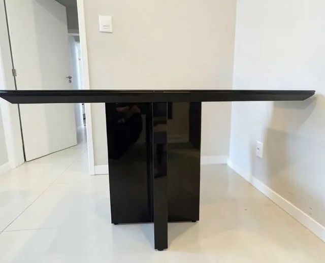 Mesa de jantar com 4 cadeiras estofadas em ótimo estado de conservação. - Foto 3