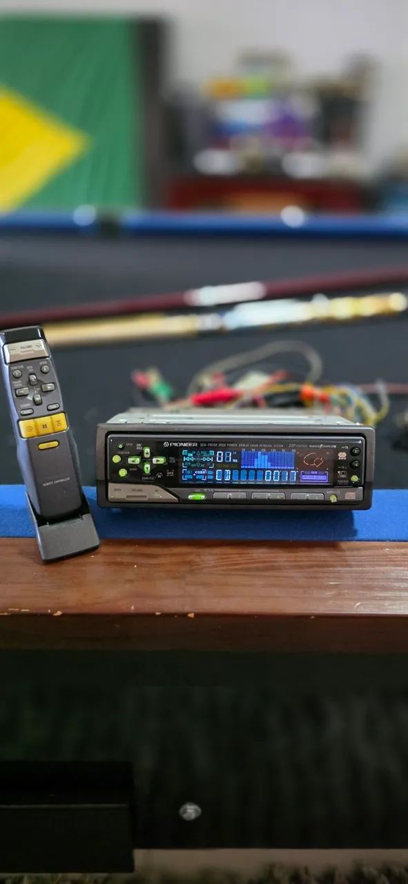 Toca CD Pioneer DEH-P835R.