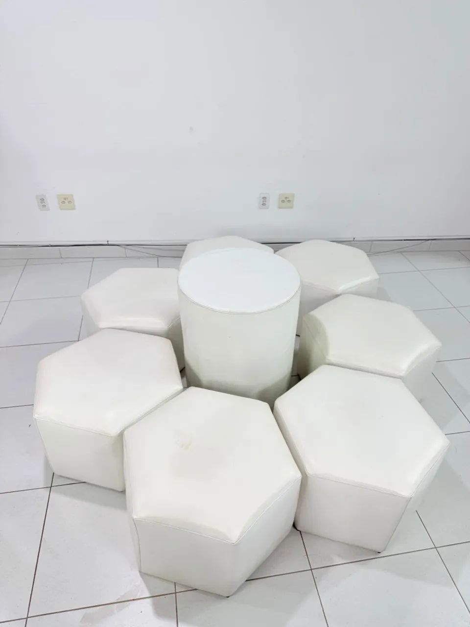 Ilha - jogo de puff branco - 7puffs e 1puff de centro. - Foto 2