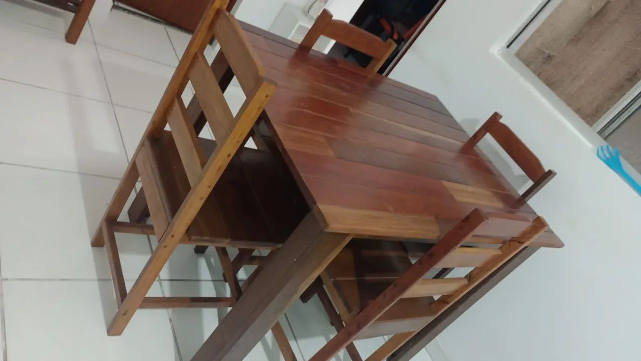 Jogo de mesa de madeira 