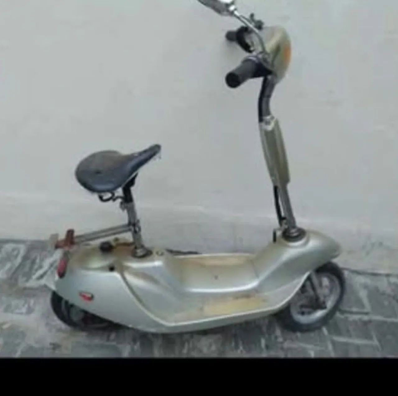 Scooter Elétrica Antiga Prateada - Para Restaurar / Decoração - Foto 4