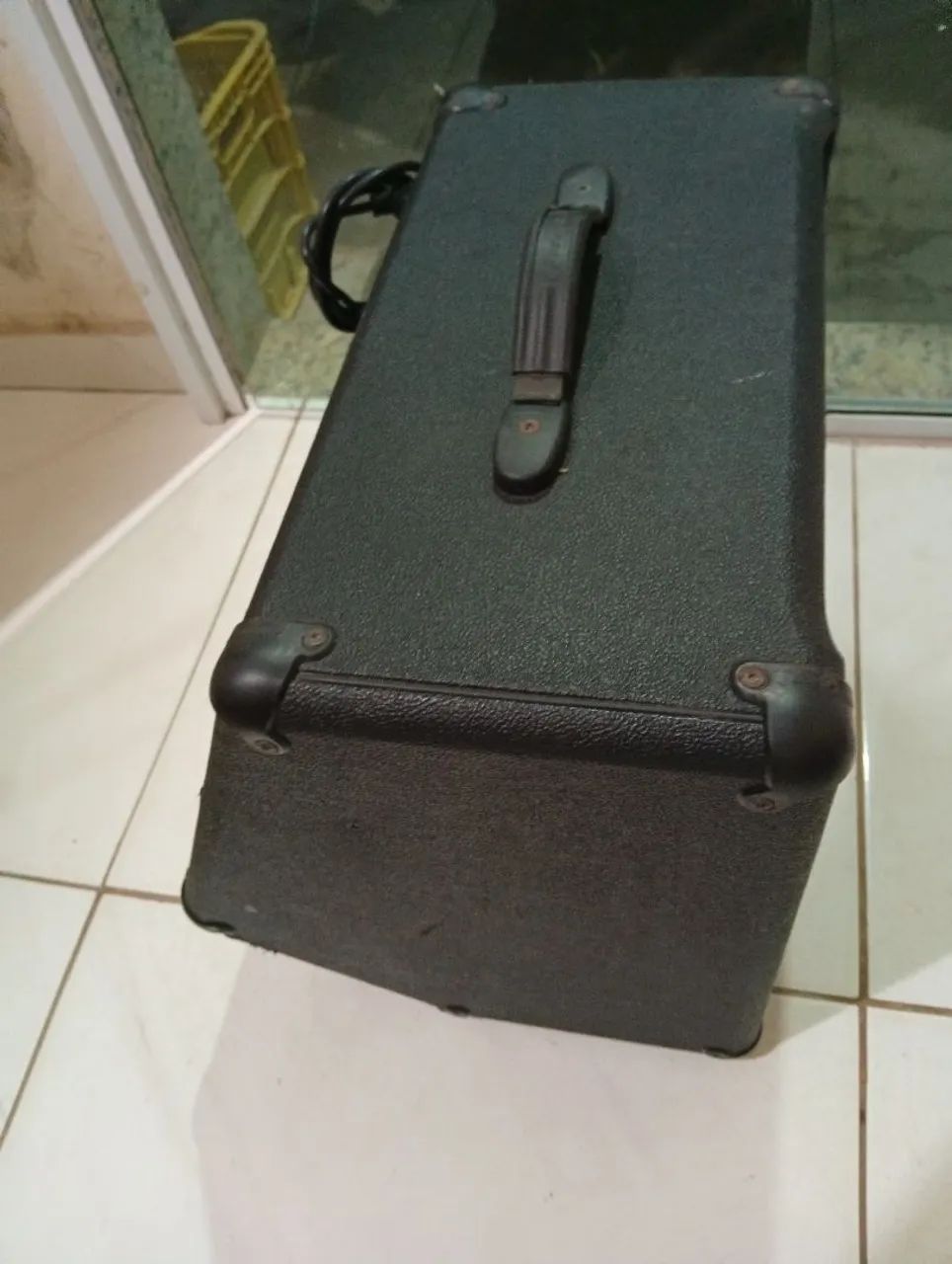 Caixa amplificada para baixo e guitarra