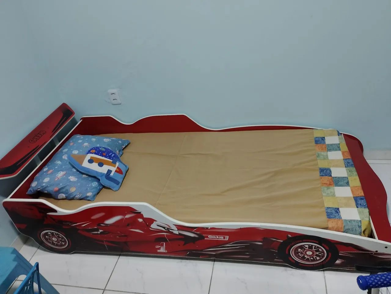 Cama hotwhells com colchão