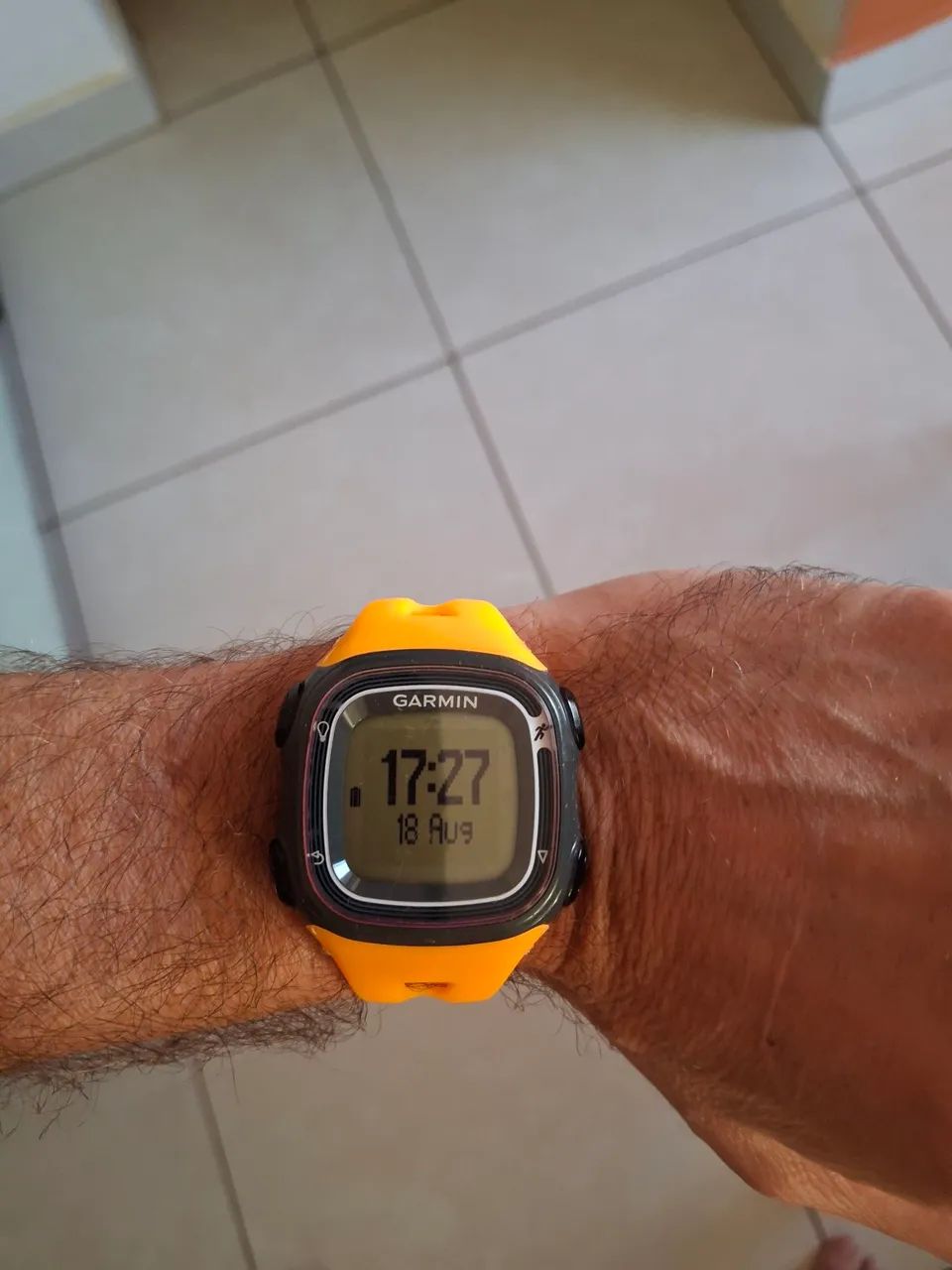 Garmin Forerunner 10 (com carregador + pulseira nova) - Foto 3