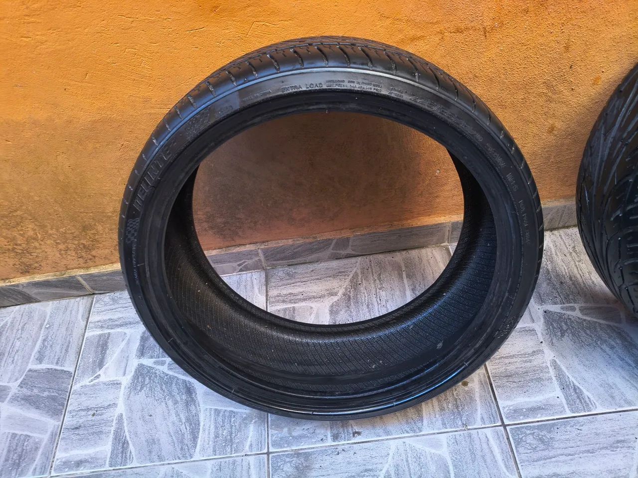 Pneu aro 20 225/35 ótimo estado  - Foto 4