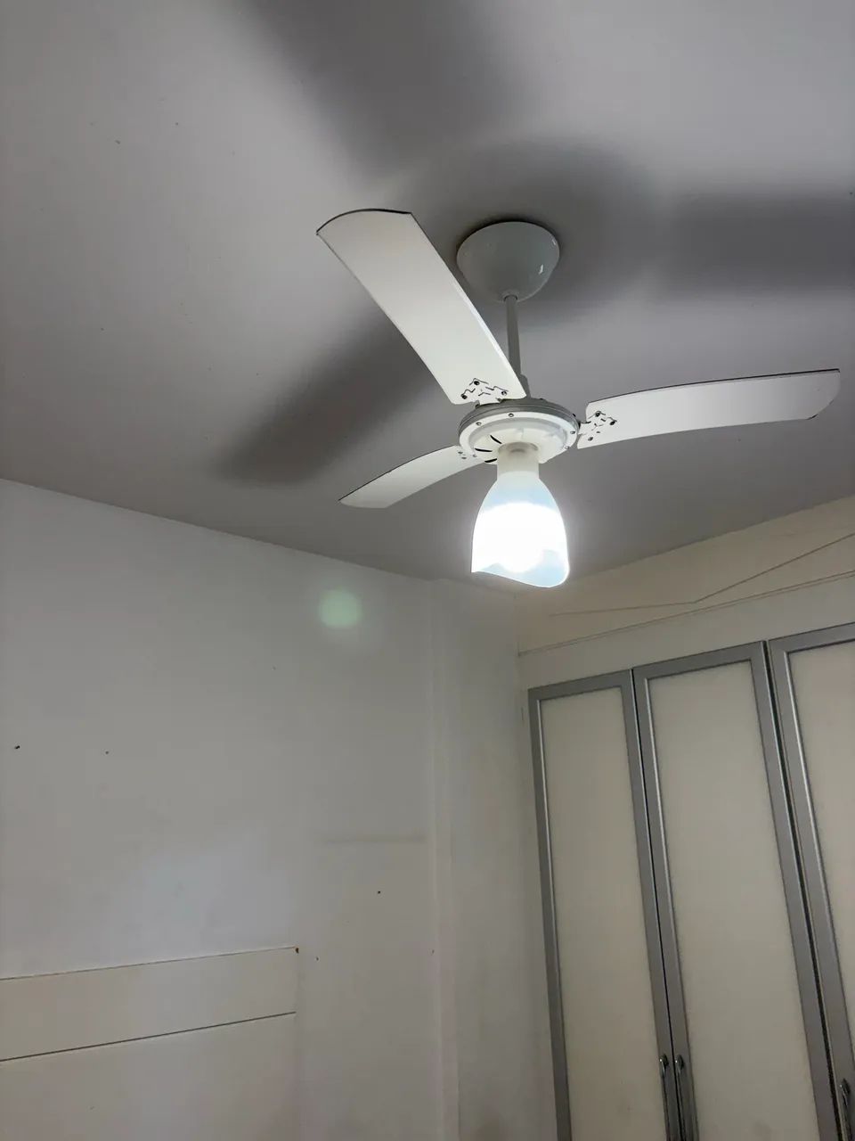 Modelo tradicional branco (pás retas e cúpula de vidro tulipa) - Foto 2
