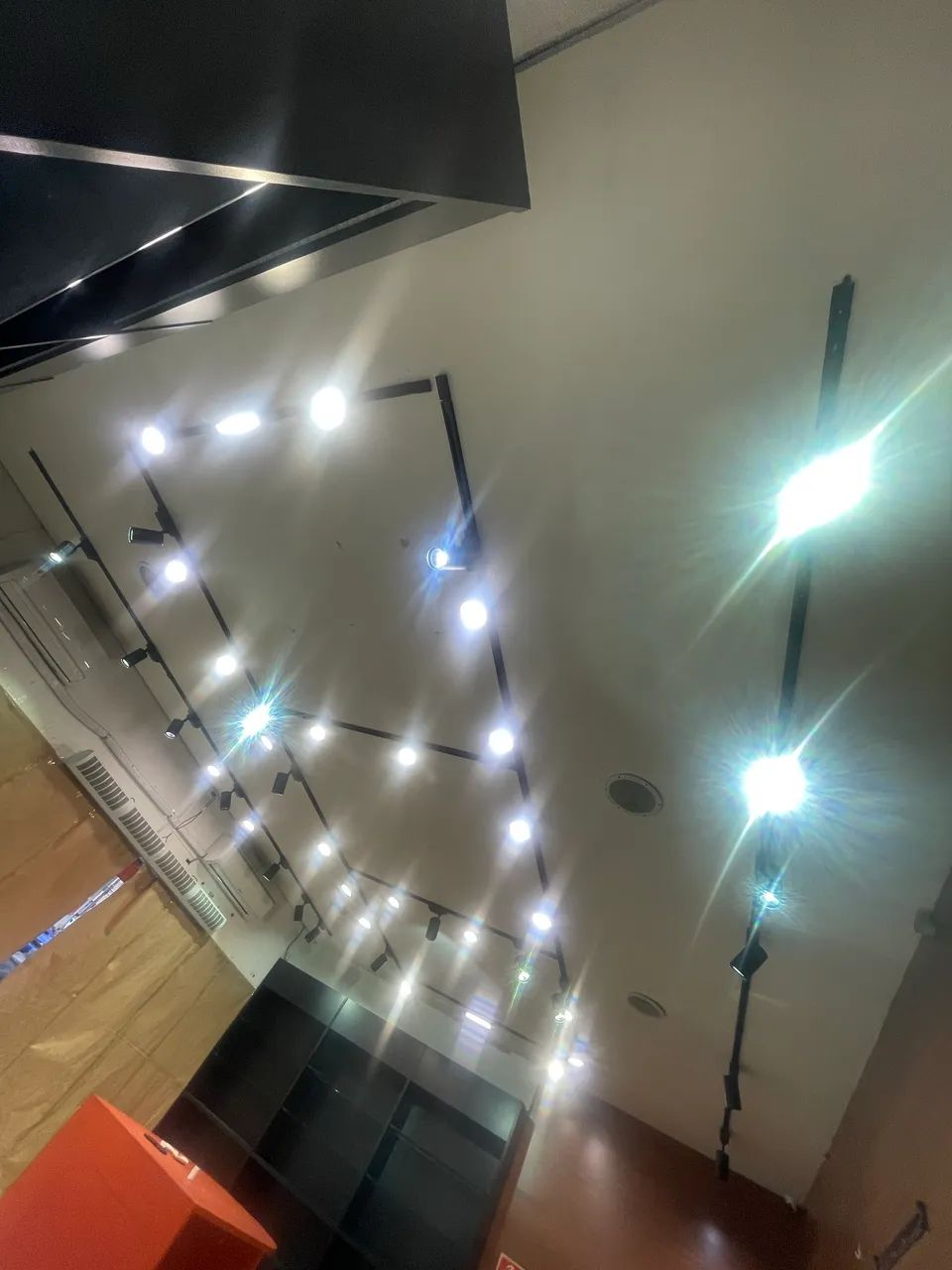 Sistema Completo de Trilhos Eletrificados com Spots LED para Loja - Foto 4