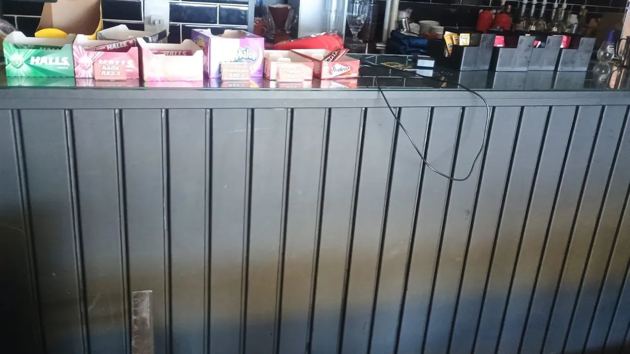 Bancada de atendimento de ferro e vidro 