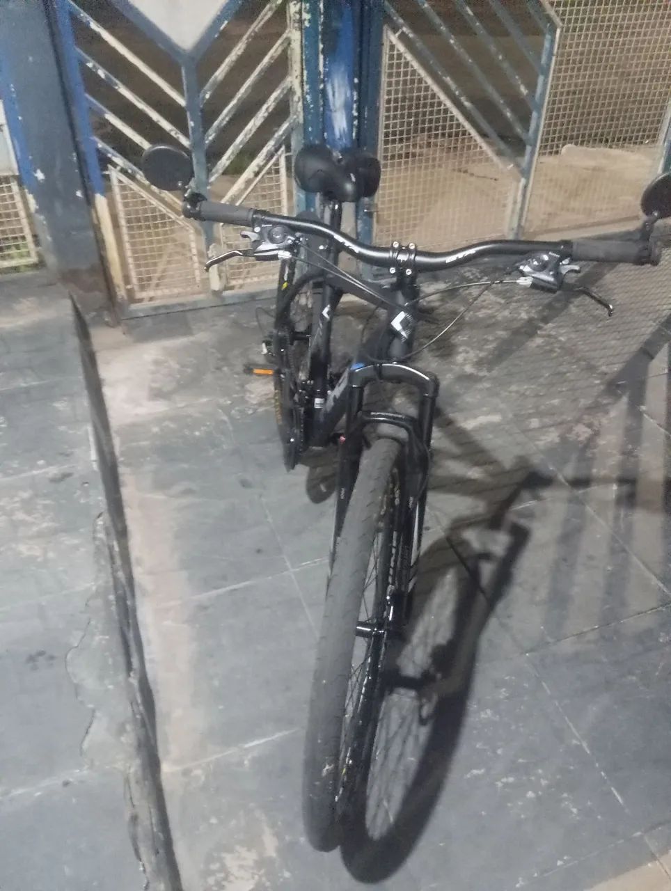 Bicicleta aro 29 praticamente nova   com nota fiscal e garantia de 1 ano.aceita oferta. - Foto 6