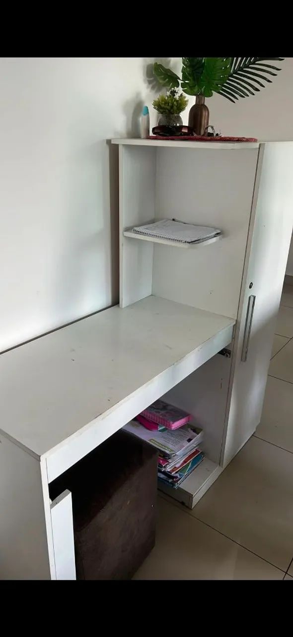 Escrivaninha com armarinho