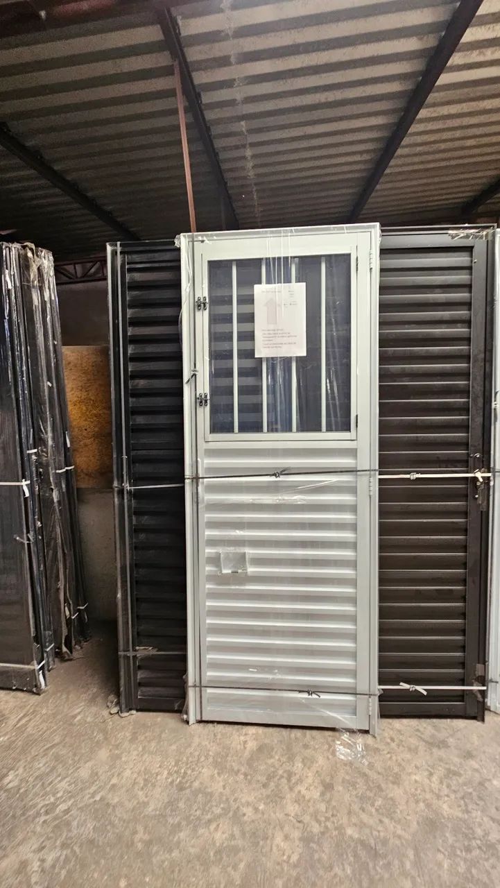 PORTA DE ALUMÍNIO BRANCO 80CM COM GRADE E VIDRO - QUEIMA DE ESTOQUE!!! - Foto 3