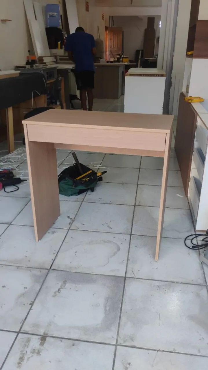 Escrivaninha com gavetão 