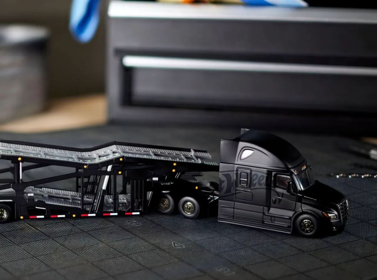 Hot Wheels Elite 64 Freightliner Cascadia Transport - Brinquedos e