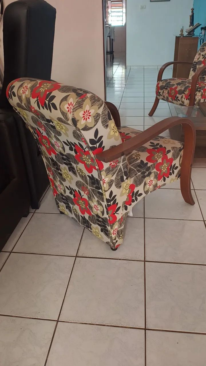 Conjunto de sala com 2 poltronas e 1 mesa de centro com rodinhas. - Foto 2