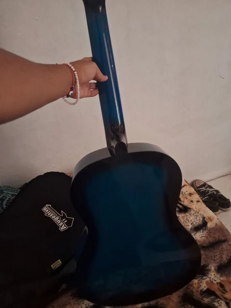 Violão com case, preço negociável.