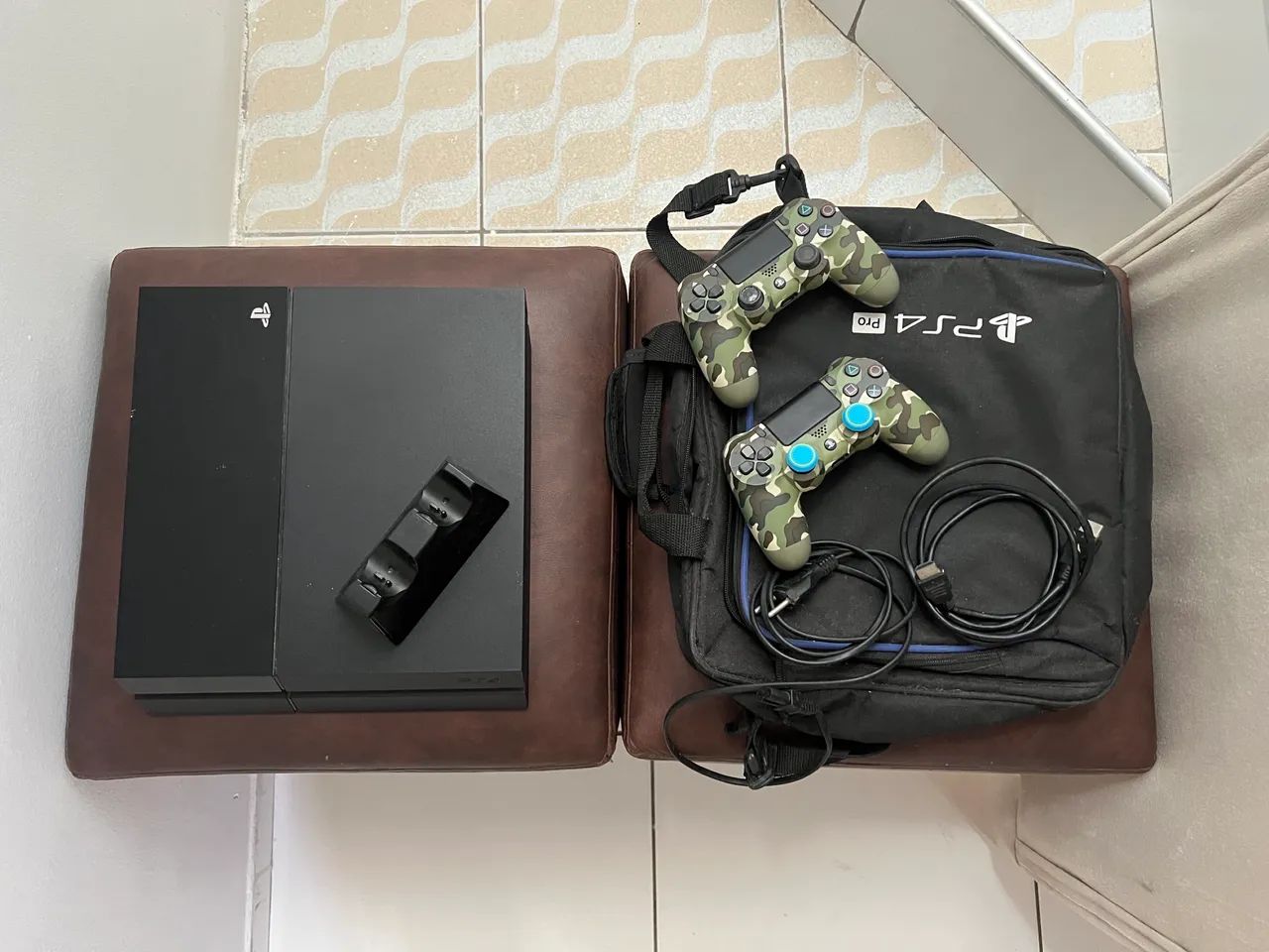 Ps4 fat 2t, cabos e 2 controles 