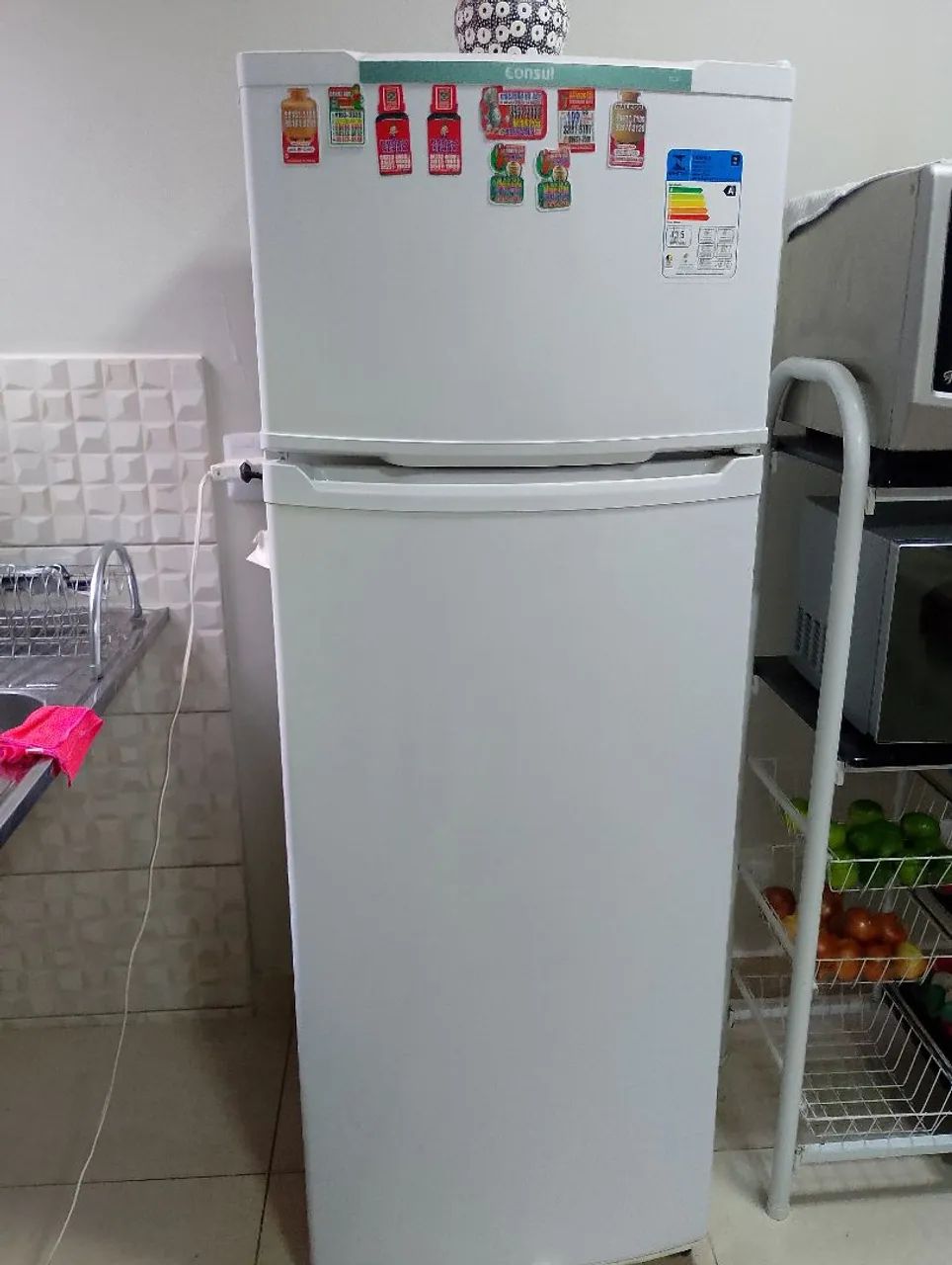 Vendo geladeira funcionando e conservada 