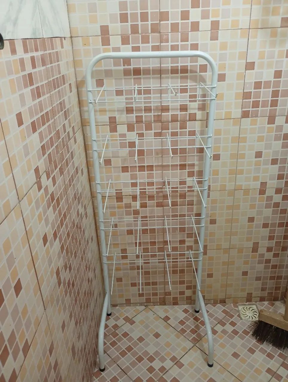 Expositor de bijuterias e outros objetos 