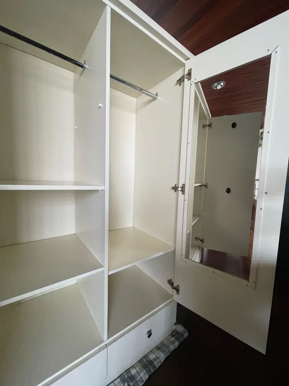 Armário espaçoso com espelho interno  - Foto 4