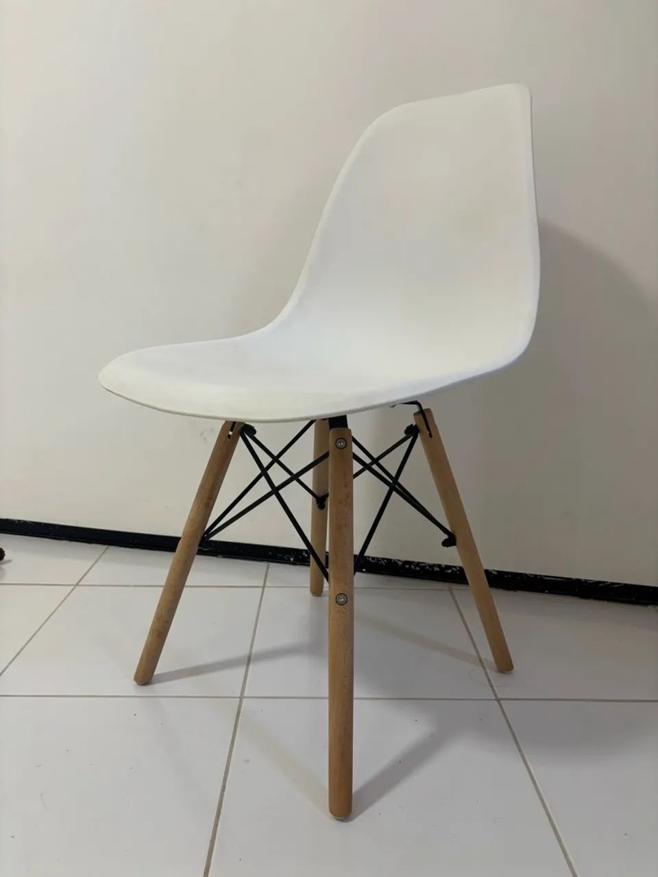Cadeiras brancas pé palito