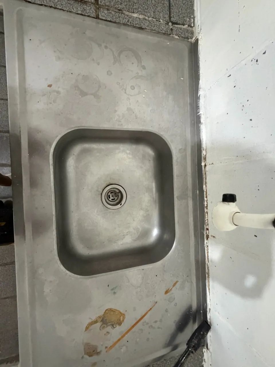 Pia de inox, pia de cimento e janela - Foto 2