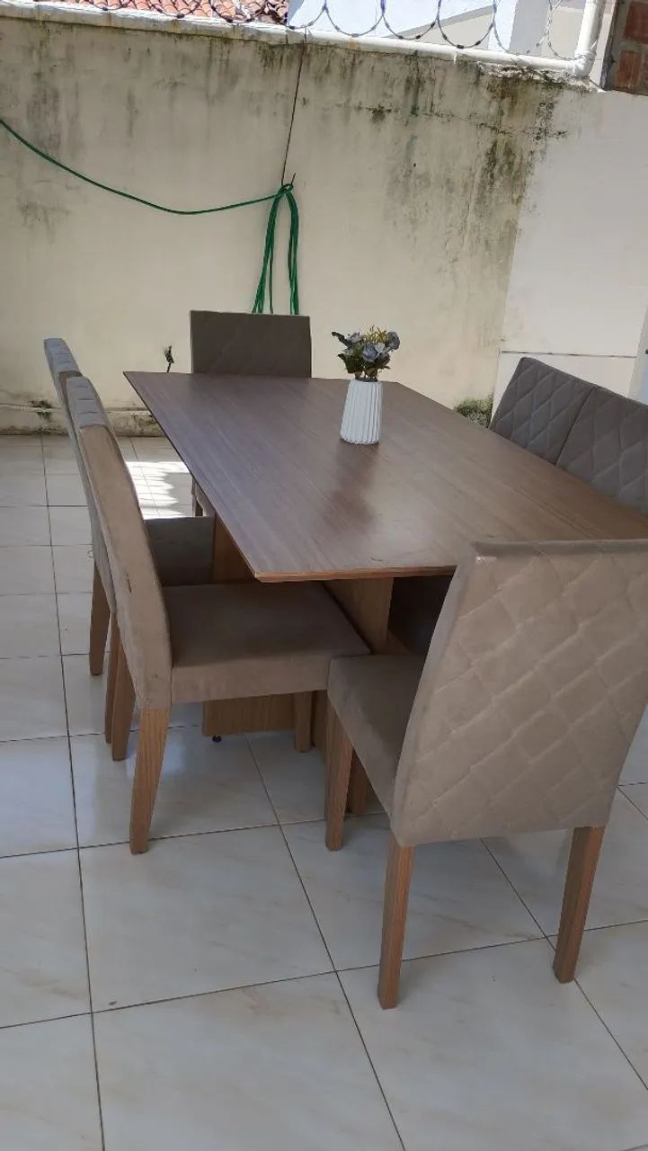 Mesa com seis cadeiras 
